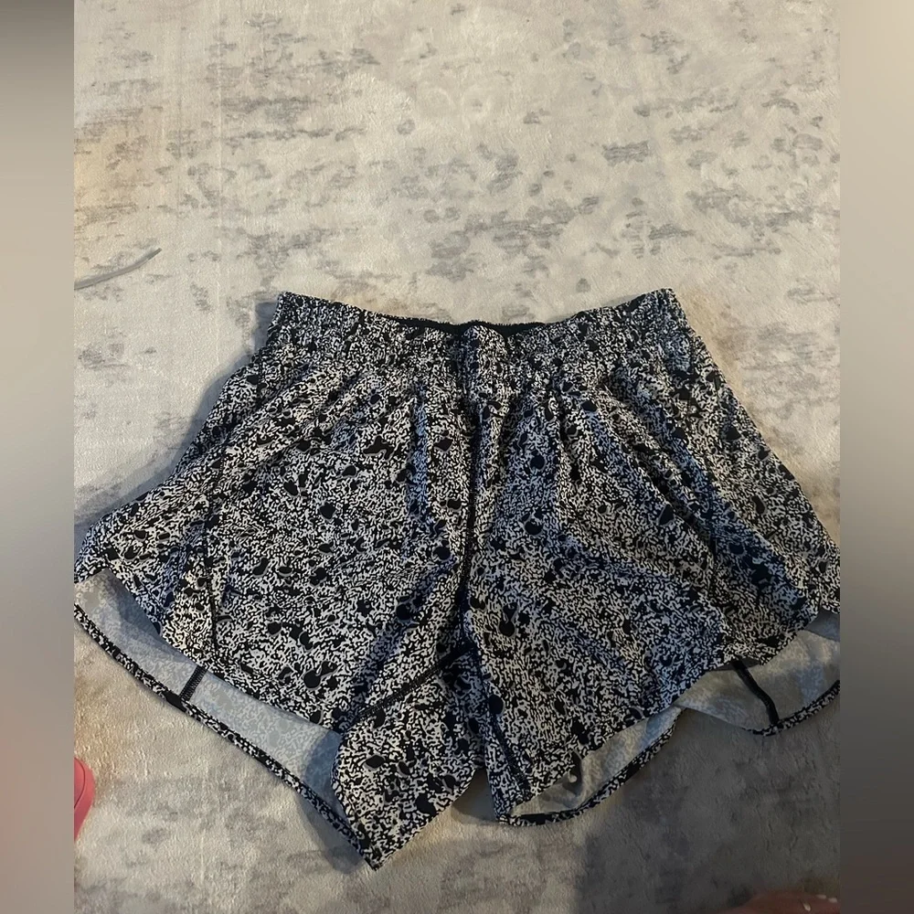 lululemon Black and White track that short (long high rise) size 10